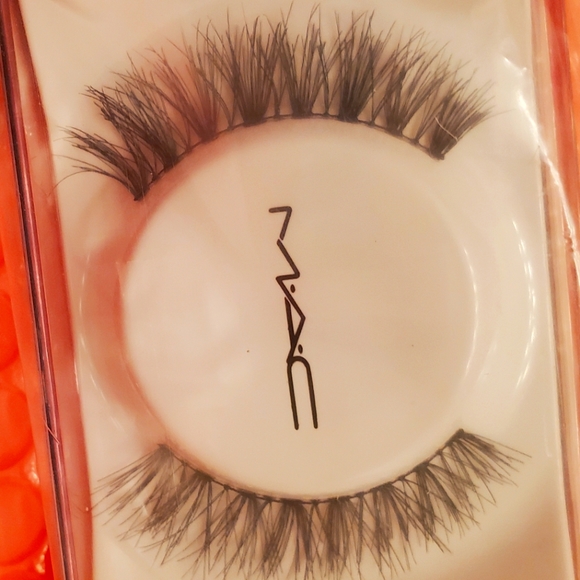 MAC Romantic False Lashes - Picture 3 of 4